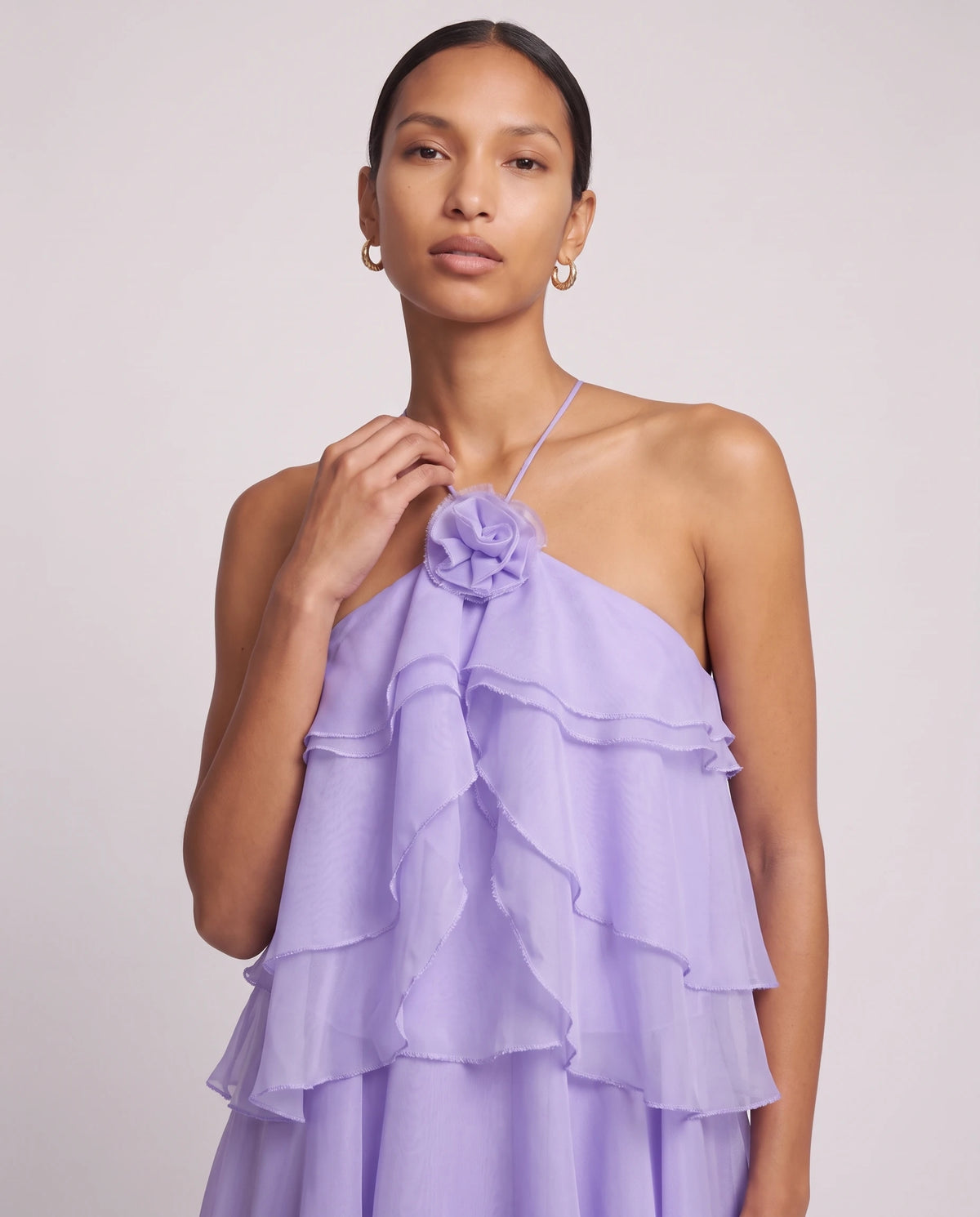 Robe longue halter en organza à volants étagés Iliana en Lavande, détail de la rosette et des brides halter