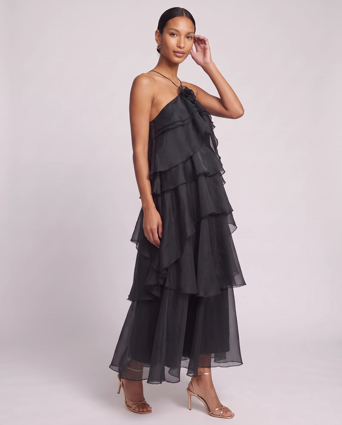 Robe longue halter en organza à volants étagés Iliana en Noir, vue de trois quarts