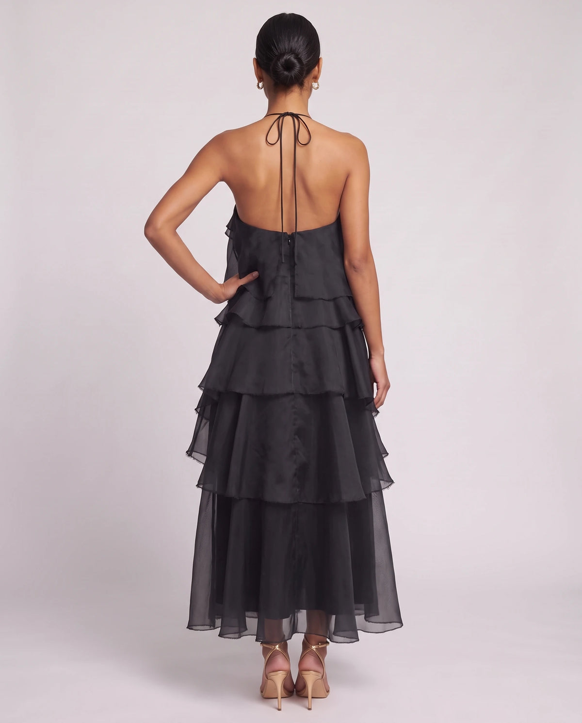 Robe longue halter en organza à volants étagés Iliana en Noir, vue de dos