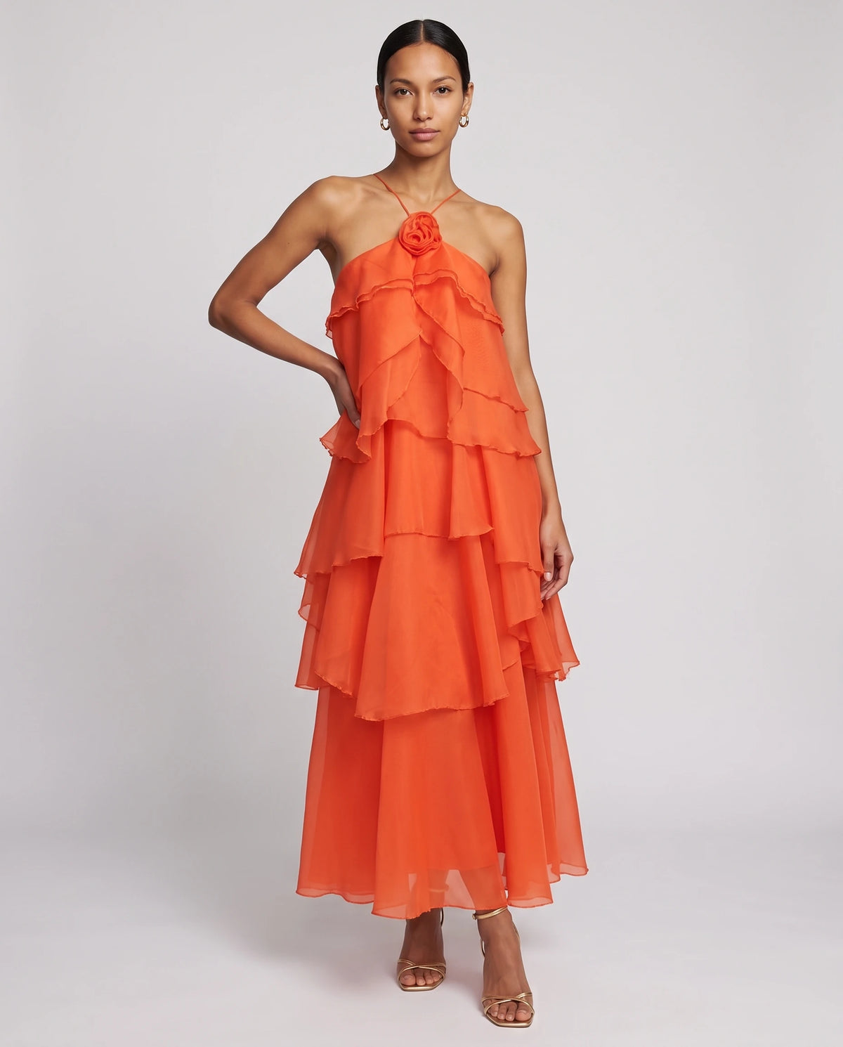 Robe longue halter en organza à volants étagés Iliana en Orange, vue de face en pied
