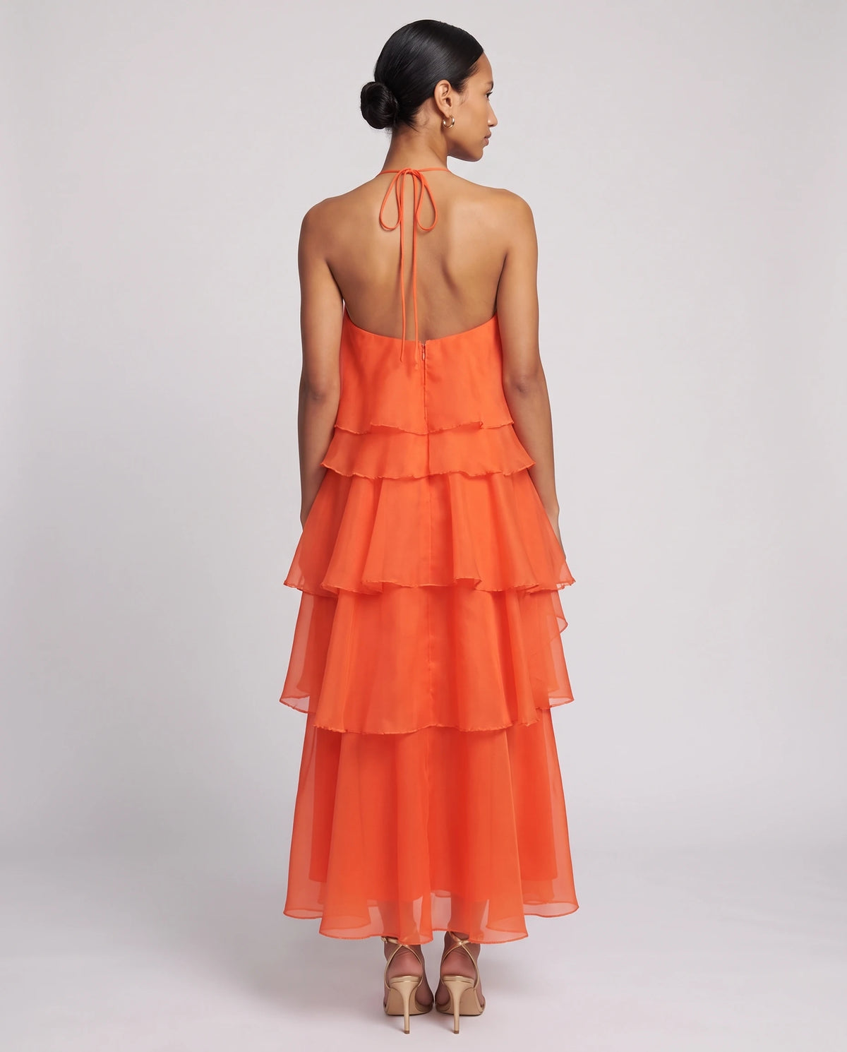 Robe longue halter en organza à volants étagés Iliana en Orange, vue de dos
