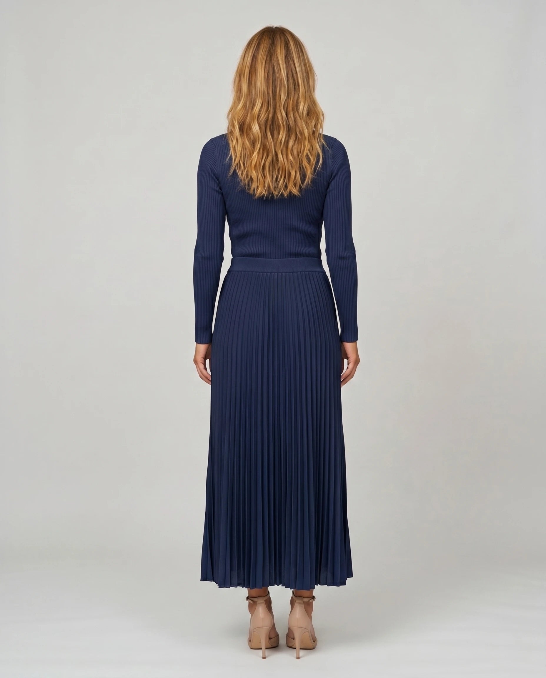 Robe longue plissee bleu marine, vue de dos