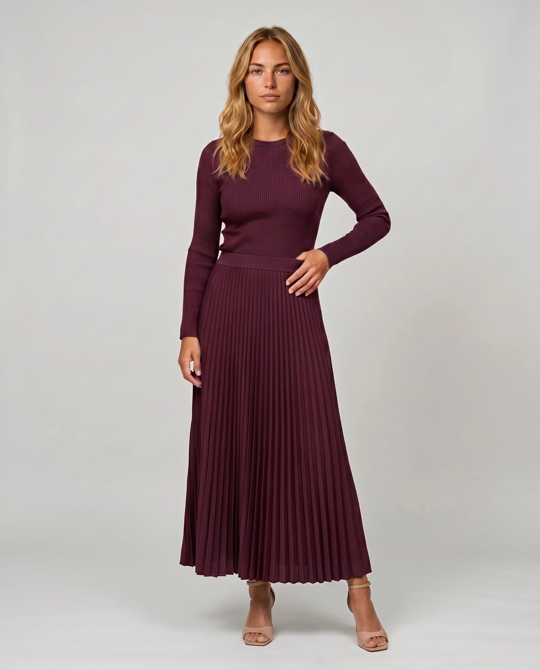 Robe longue plissee bordeaux, vue de face