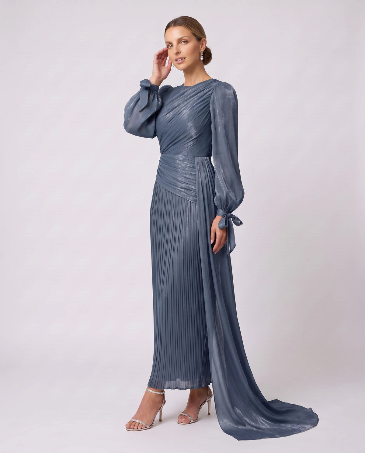 Robe longue plissée drapée à manches lanterne Élia en Bleu Encre, vue de trois quarts