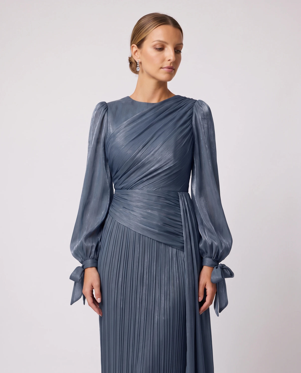 Robe longue plissée drapée à manches lanterne Élia en Bleu Encre, détail du drapé du corsage et des manches lanterne