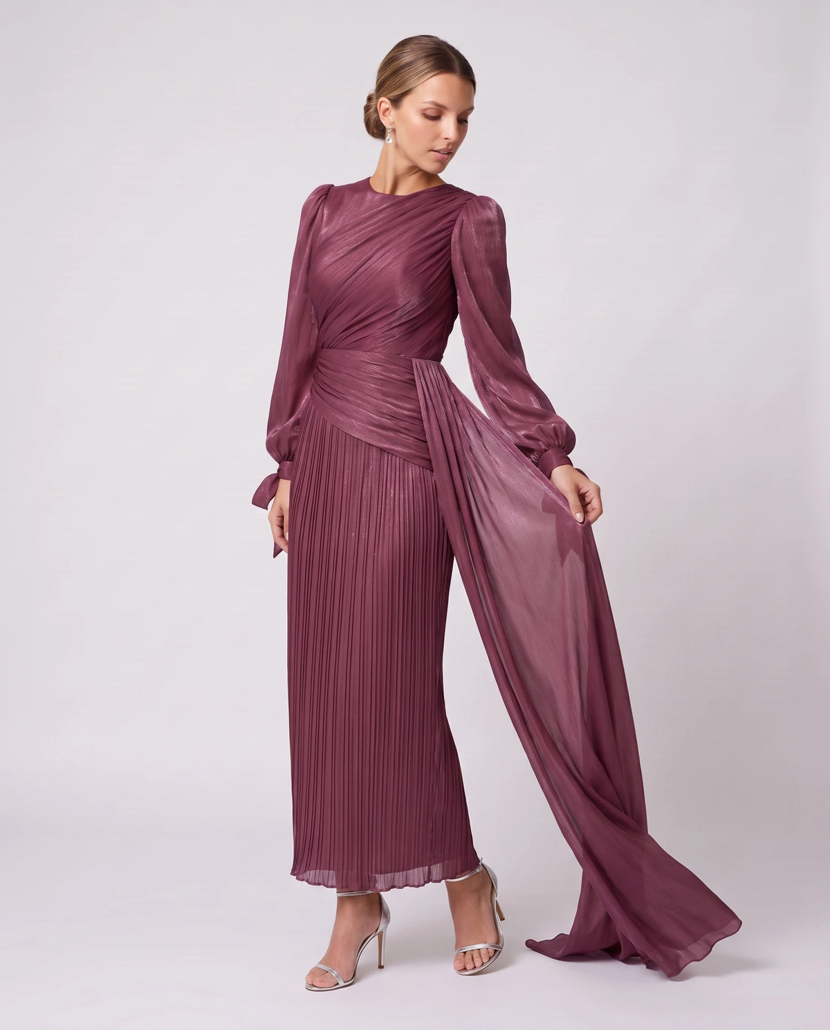 Robe longue plissée drapée à manches lanterne Élia en Lie de Vin, vue de trois quarts