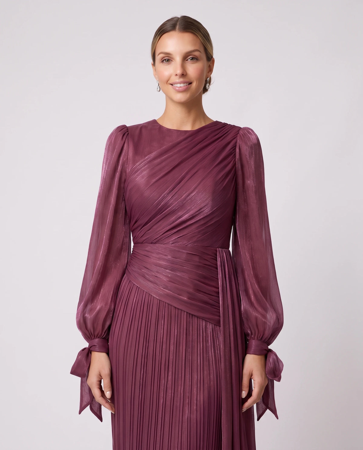 Robe longue plissée drapée à manches lanterne Élia en Lie de Vin, détail du drapé du corsage et des manches lanterne