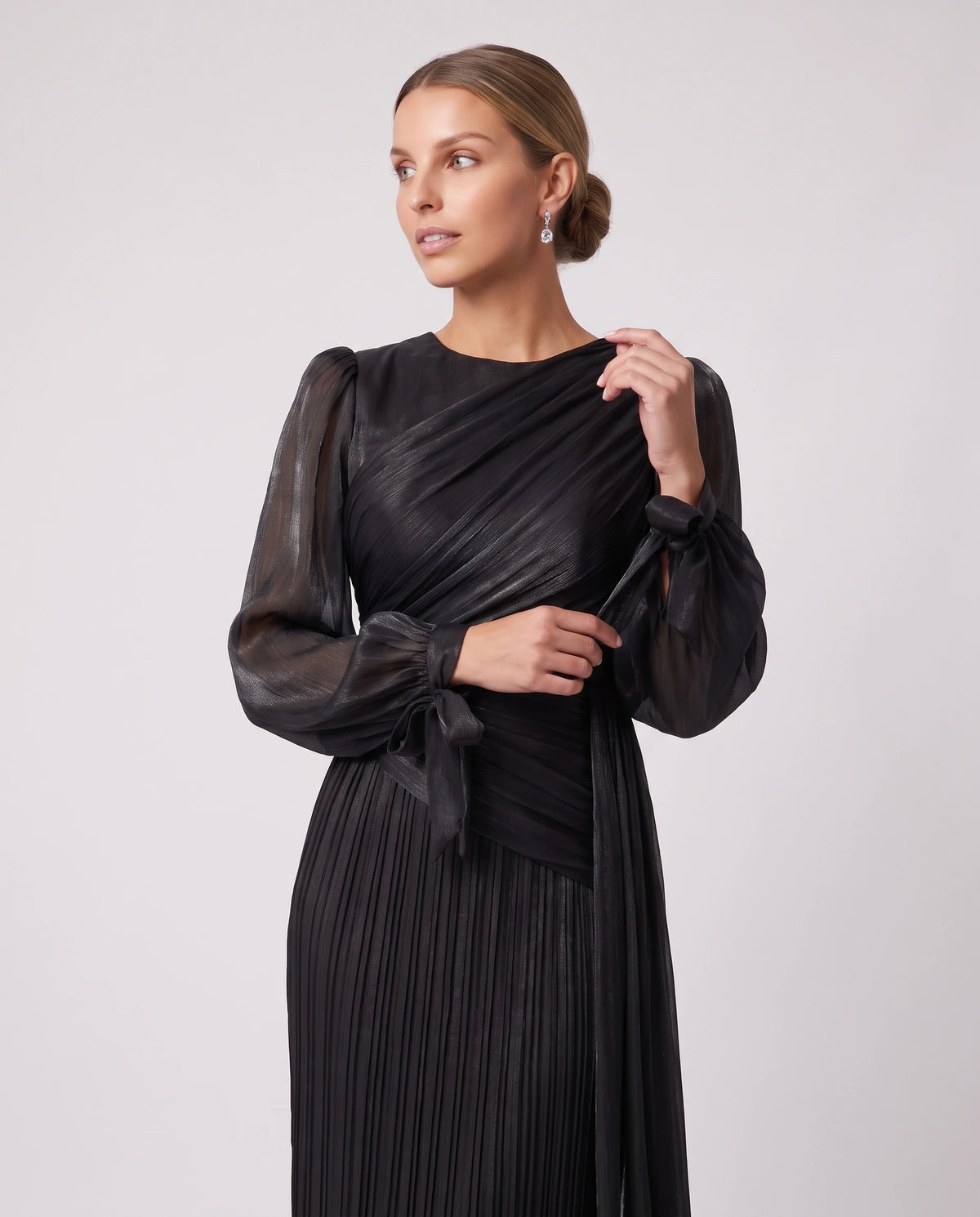 Robe longue plissée drapée à manches lanterne Élia en Noir, détail du drapé du corsage et des manches lanterne