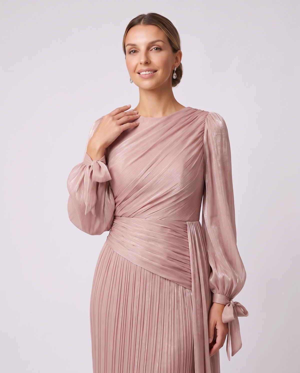 Robe longue plissée drapée à manches lanterne Élia en Rose Poudré, détail du drapé du corsage et des manches lanterne