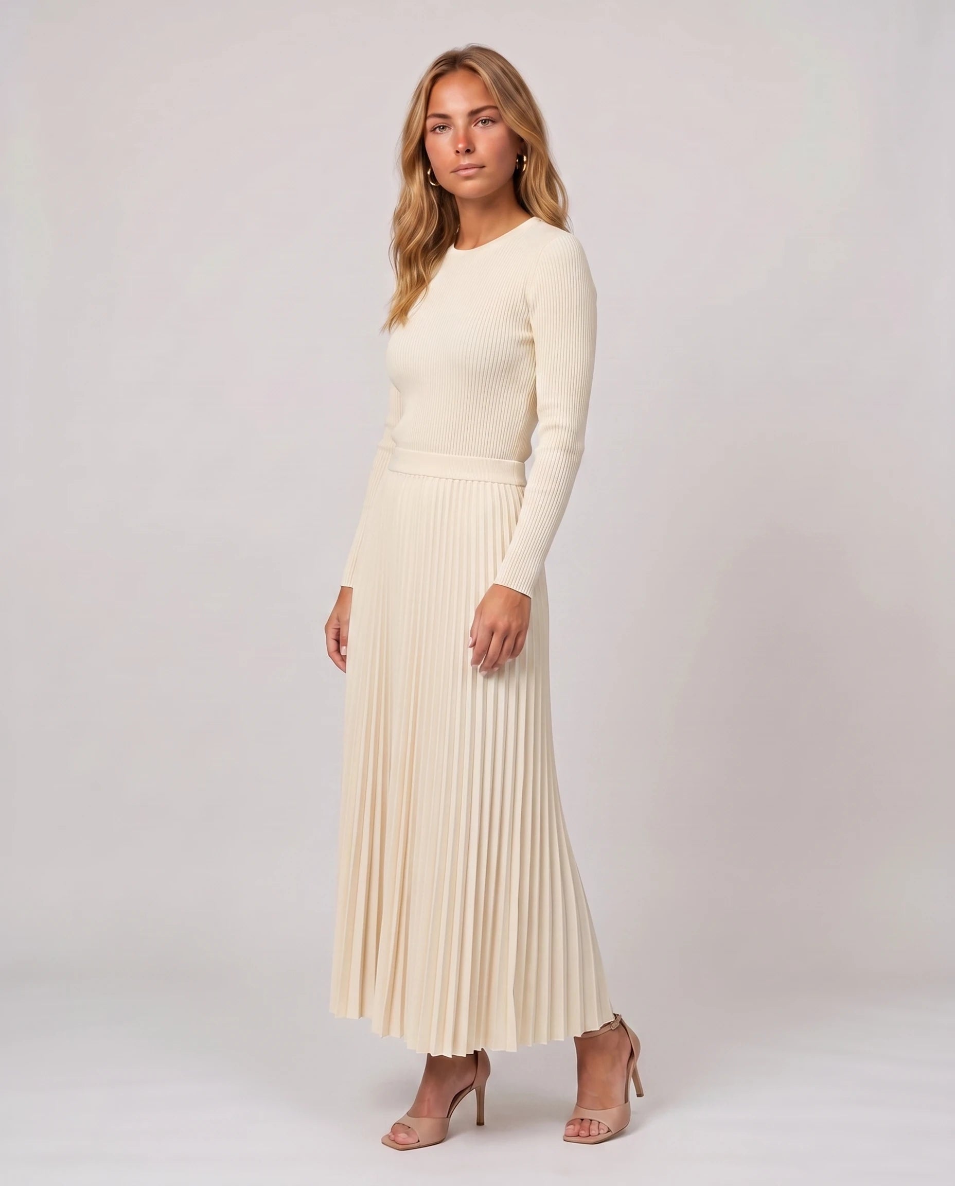 Robe longue plissée écru, vue de trois quarts