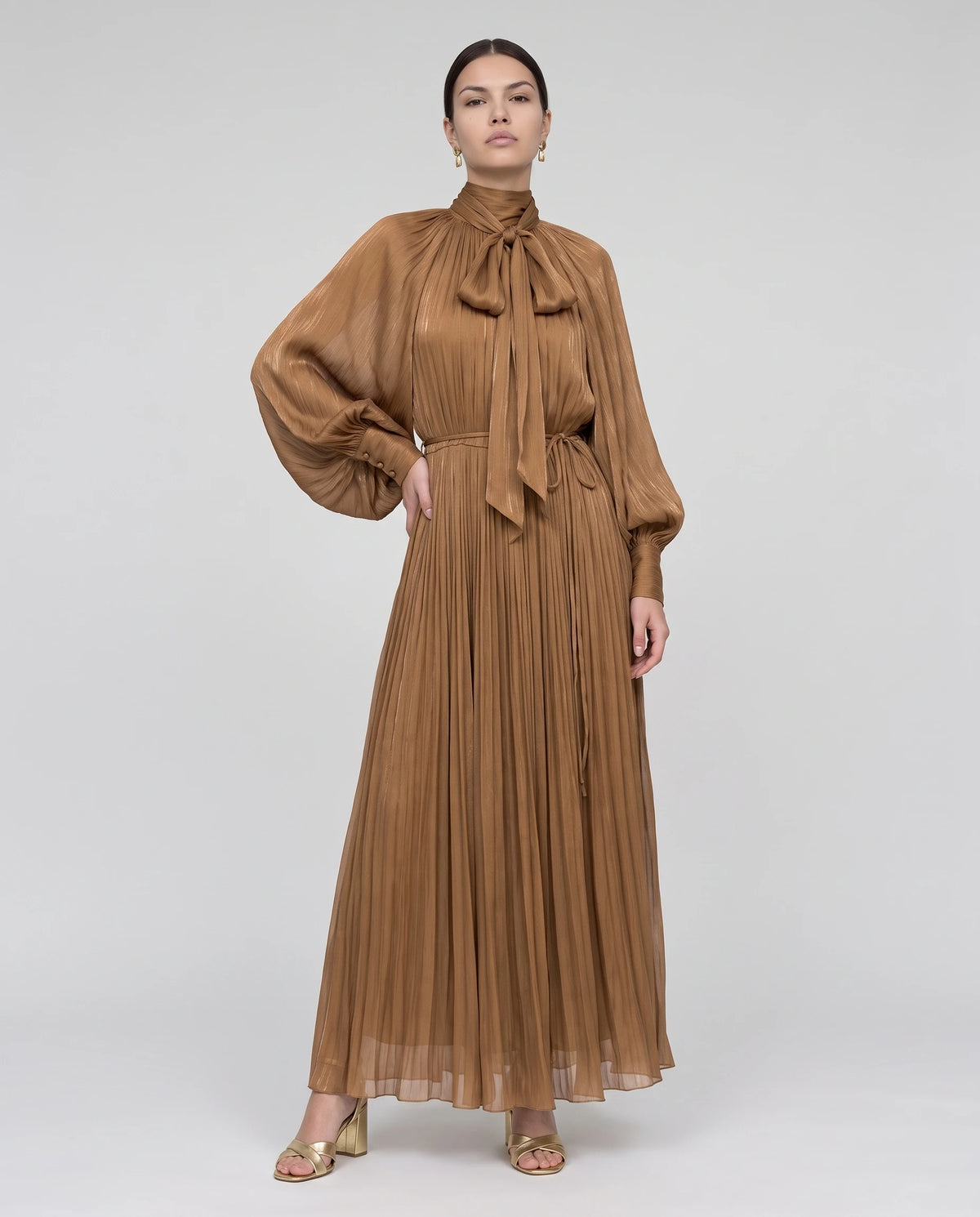 Robe longue plissée à col lavallière et manches chauve-souris Antonia en Bronze, vue de face en pied