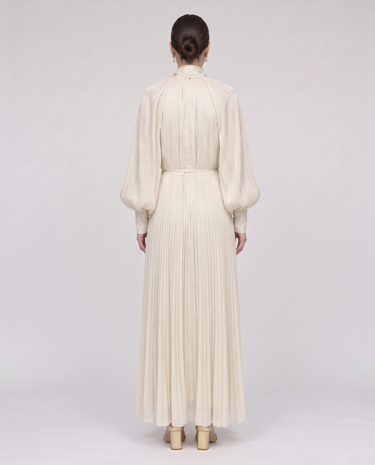Robe longue plissée à col lavallière et manches chauve-souris Antonia en Ivoire, vue de dos