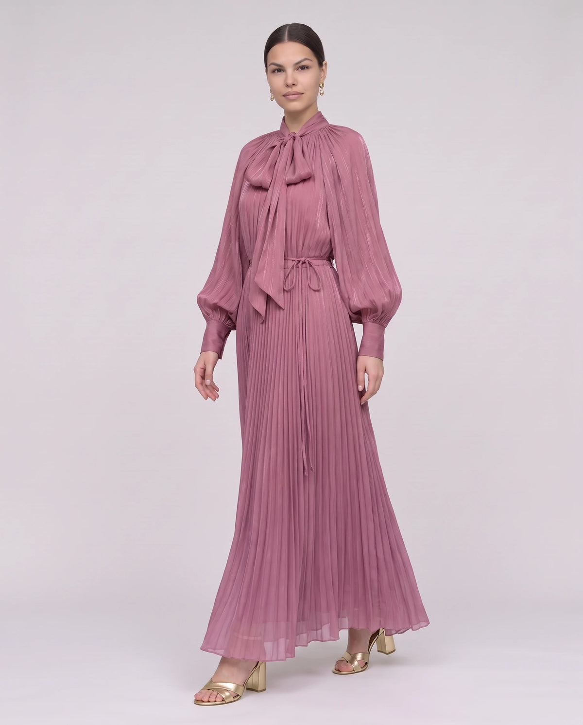 Robe longue plissée à col lavallière et manches chauve-souris Antonia en Mauve, vue de trois quarts