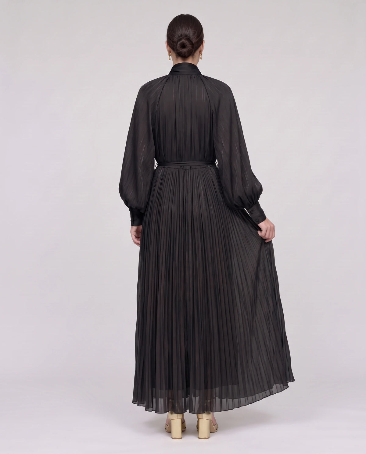Robe longue plissée à col lavallière et manches chauve-souris Antonia en Noir, vue de dos