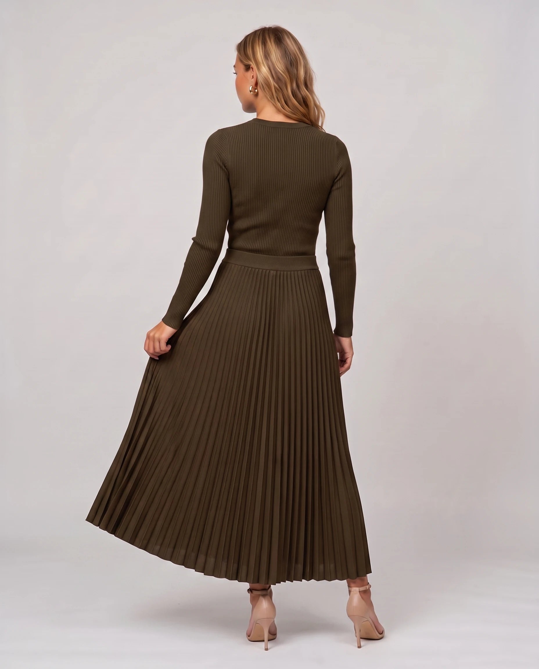 Robe longue plissée marron, vue de dos