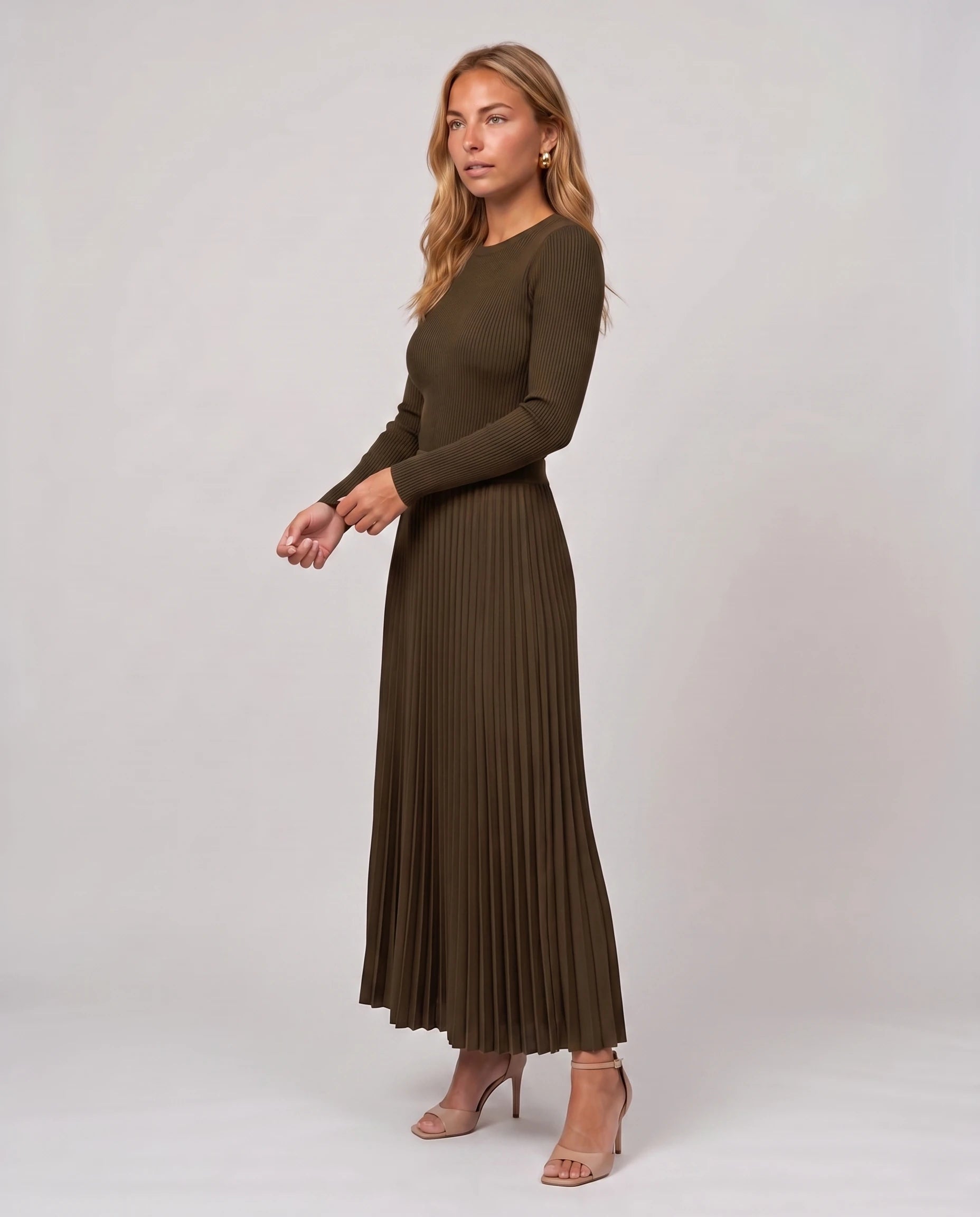 Robe longue plissée marron, vue de trois quarts