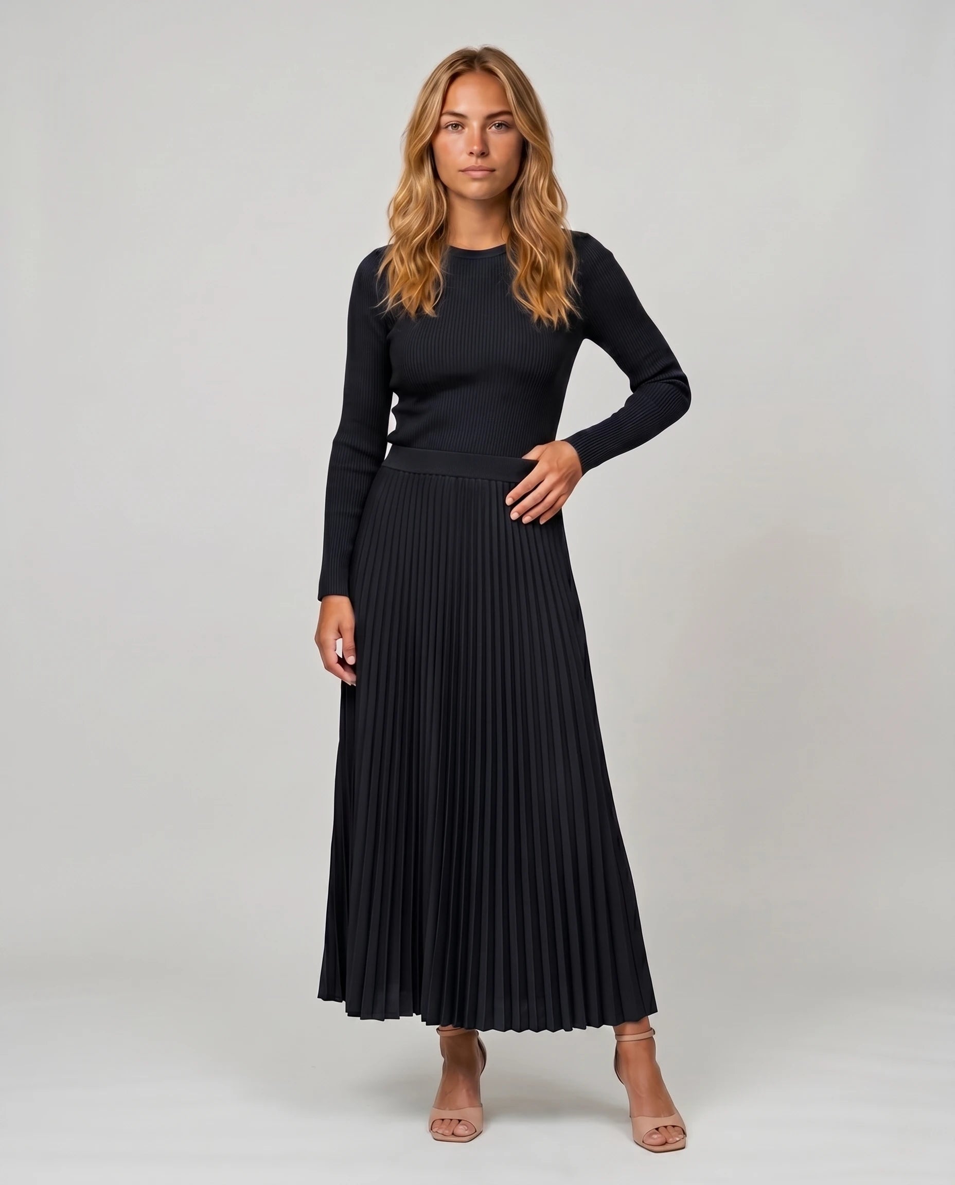 Robe longue plissee noir, vue de face