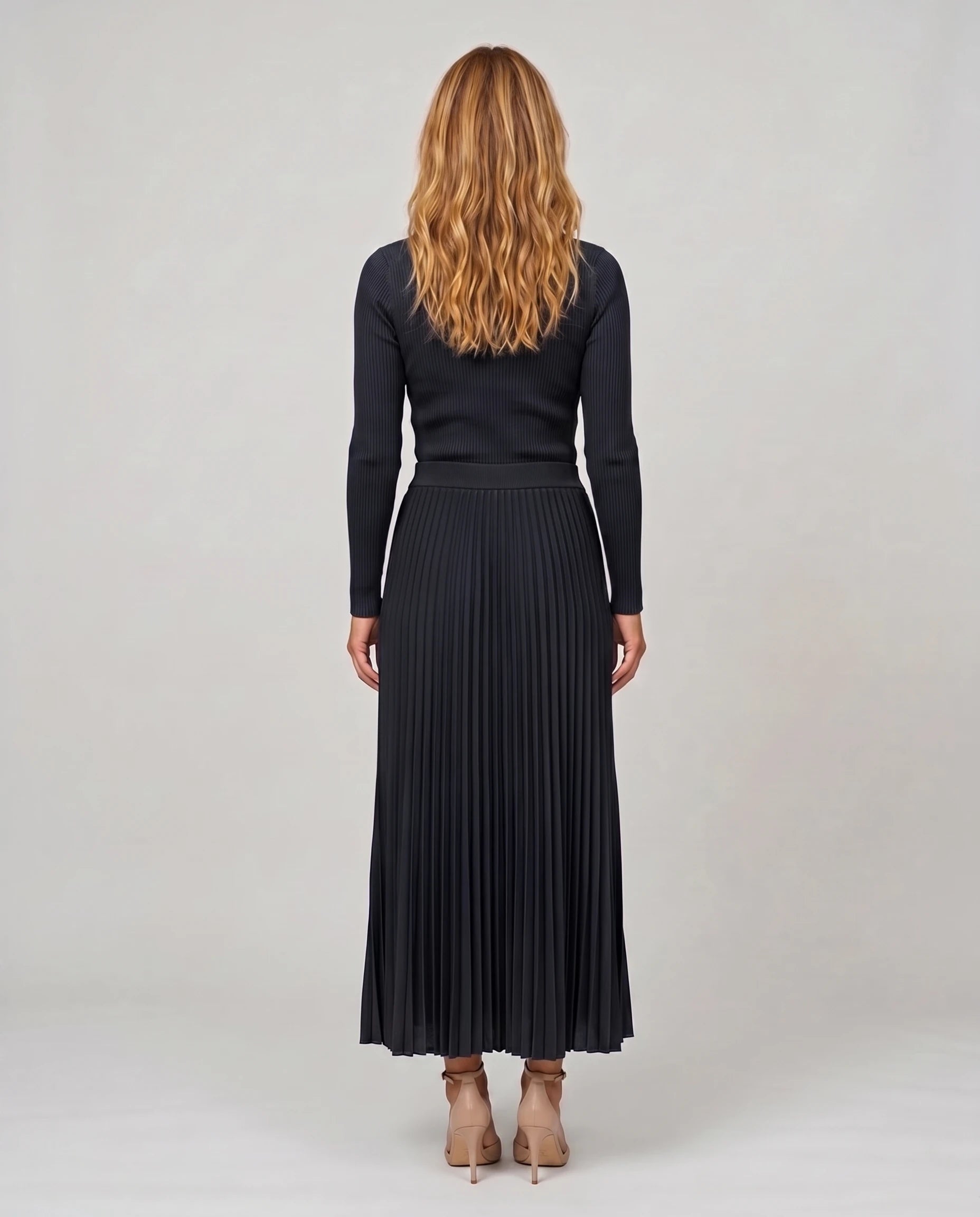 Robe longue plissée noire, vue de dos