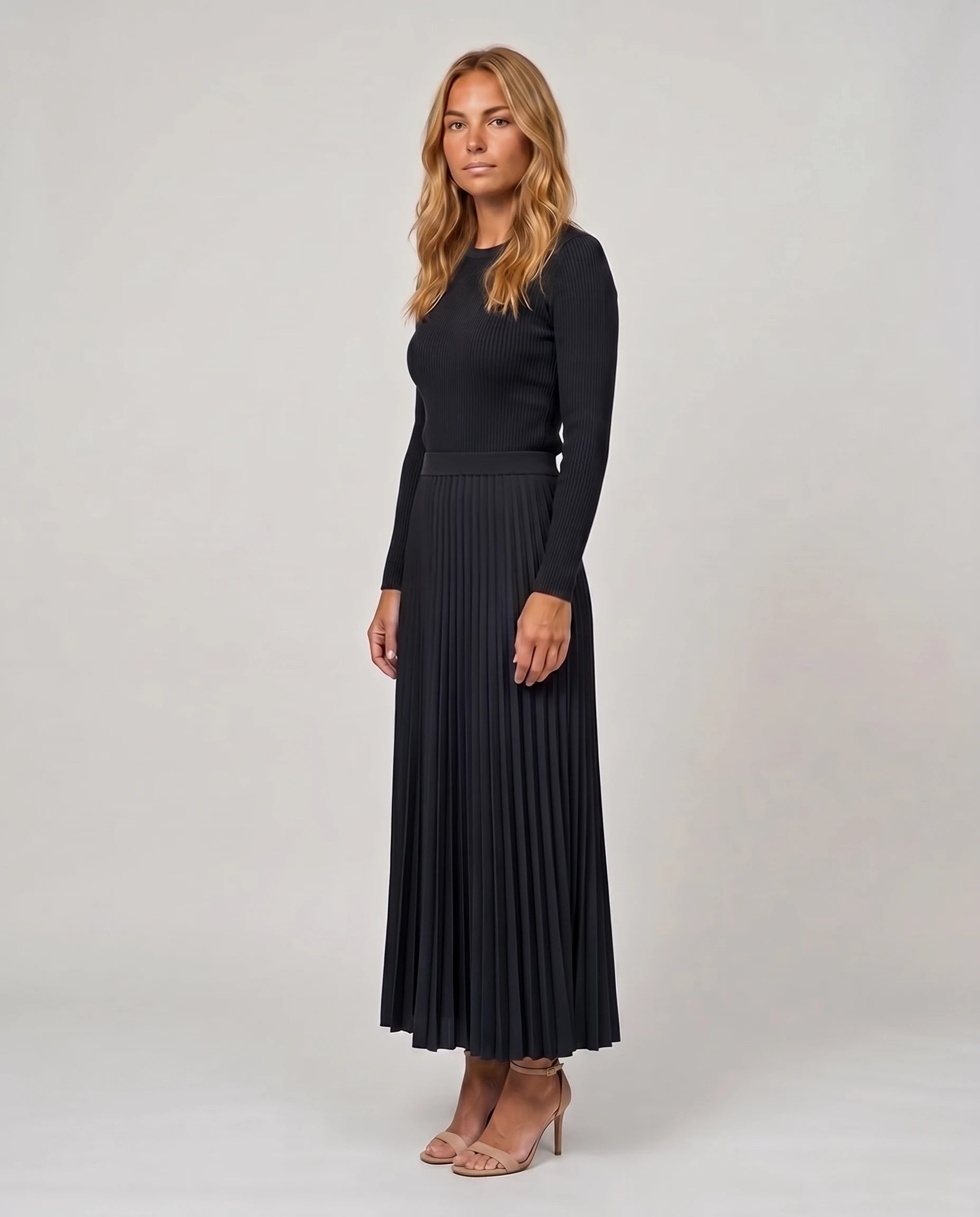 Robe longue plissée noire, vue de trois quarts