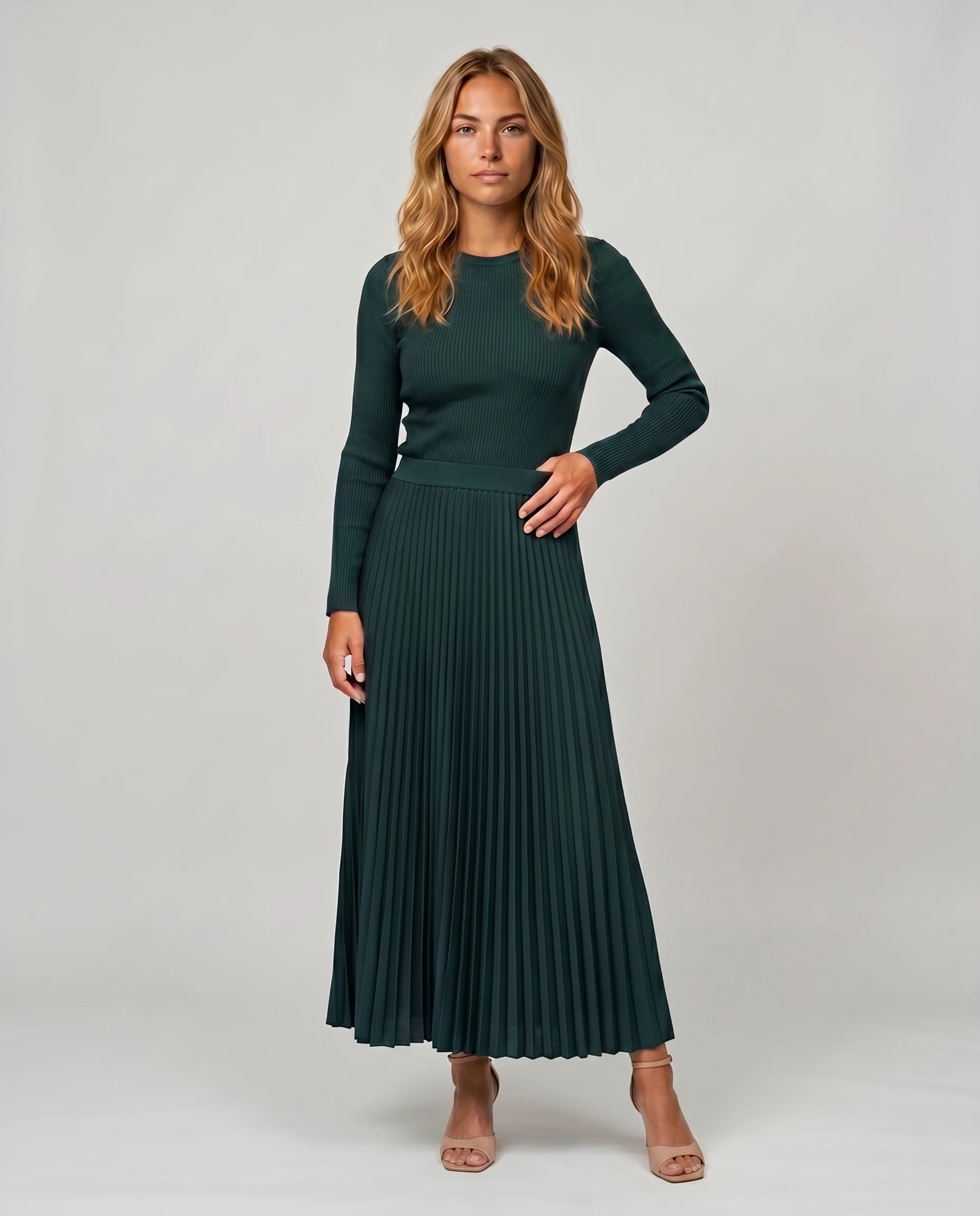 Robe longue plissee vert foret, vue de face