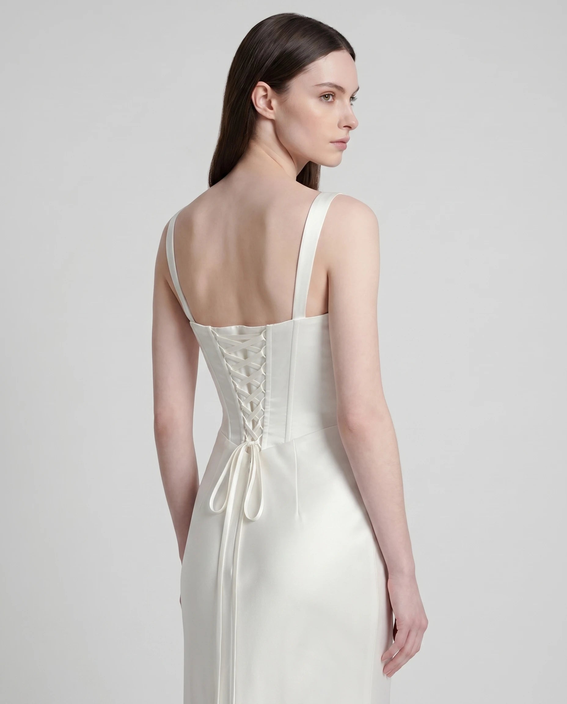 Robe longue en satin blanc - dos lacé corset