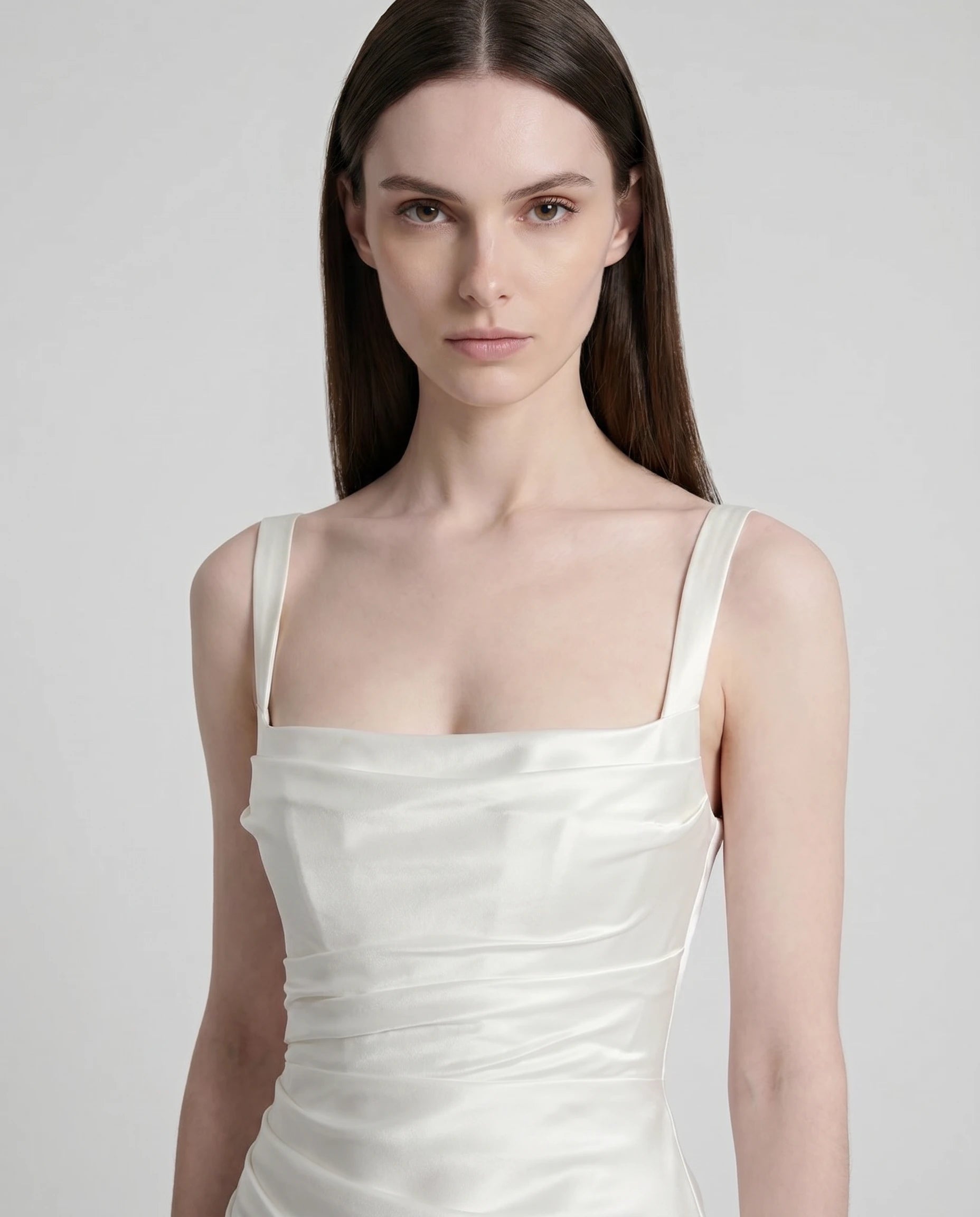 Robe longue en satin blanc - détail encolure carrée et bustier