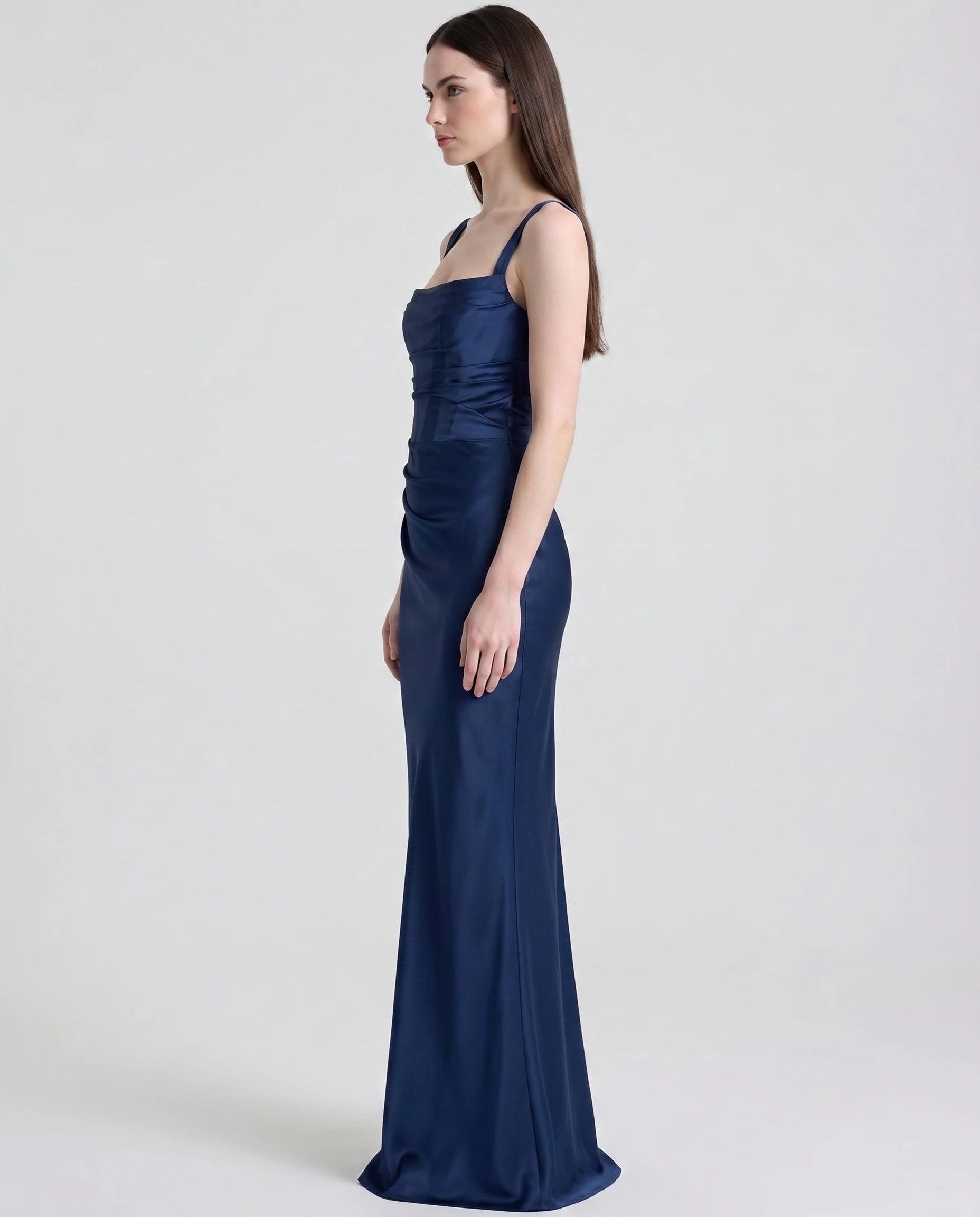 Robe longue en satin marine - profil