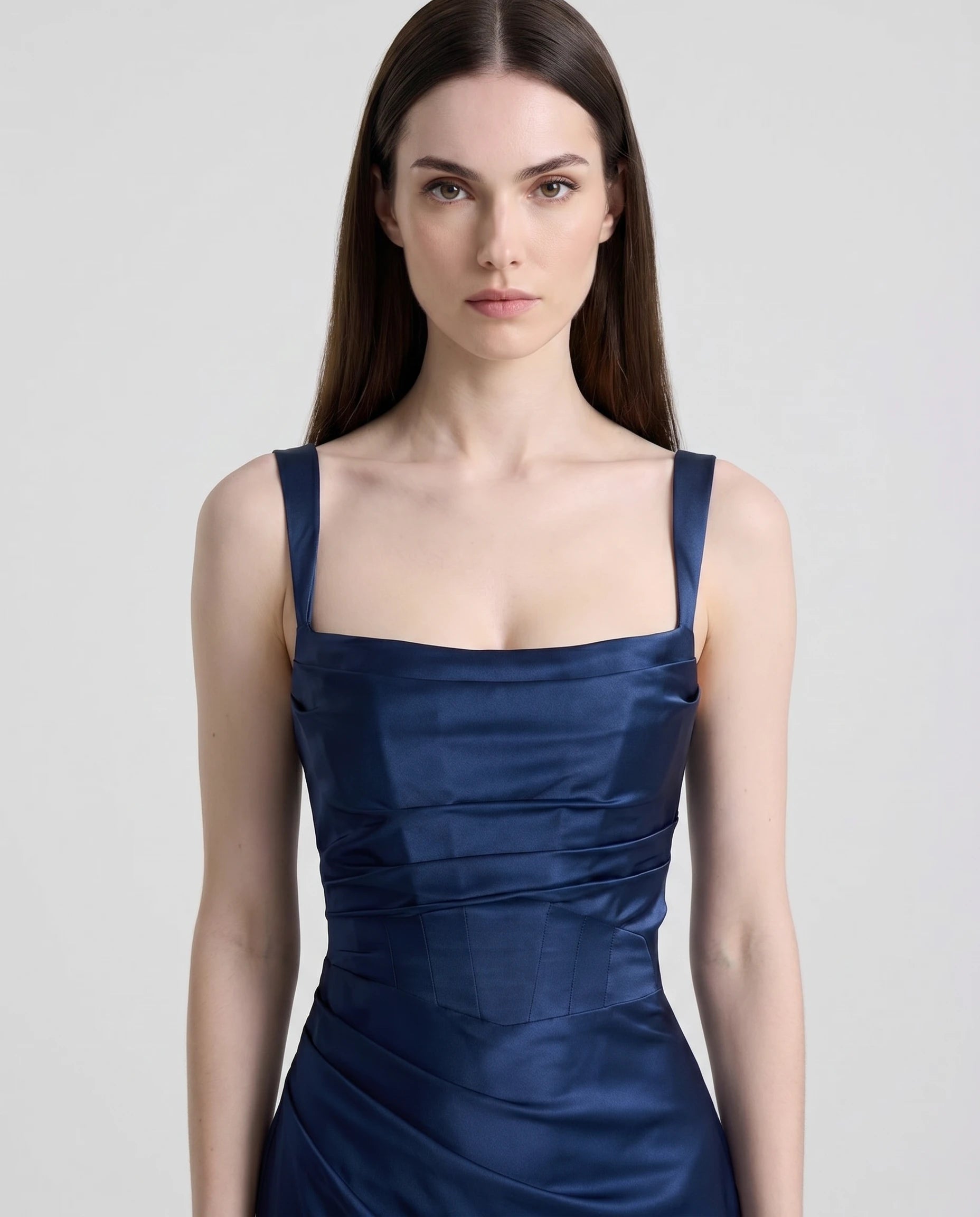 Robe longue en satin marine - détail encolure carrée et bustier