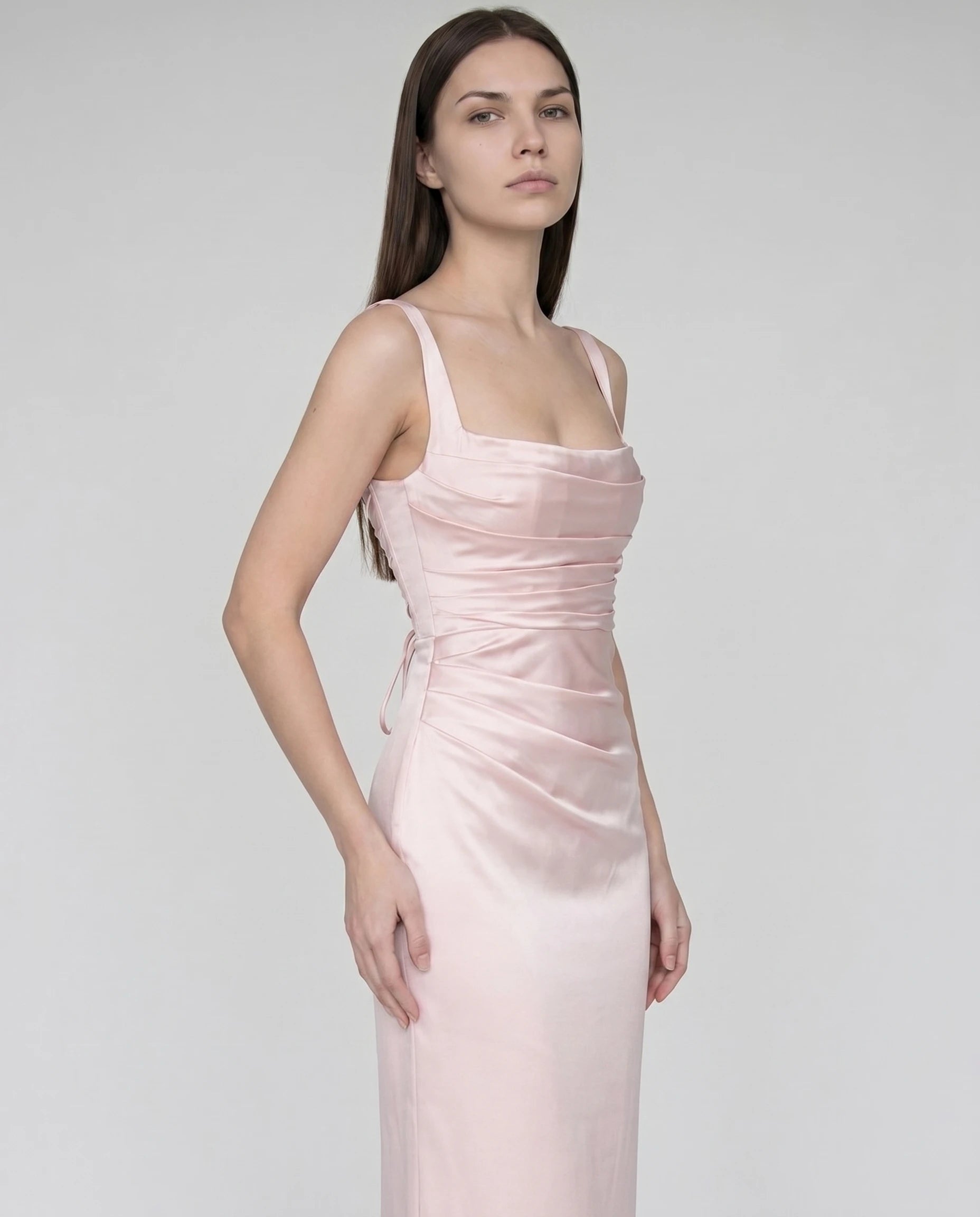 Robe longue en satin rose poudré - vue trois-quarts, bustier plissé