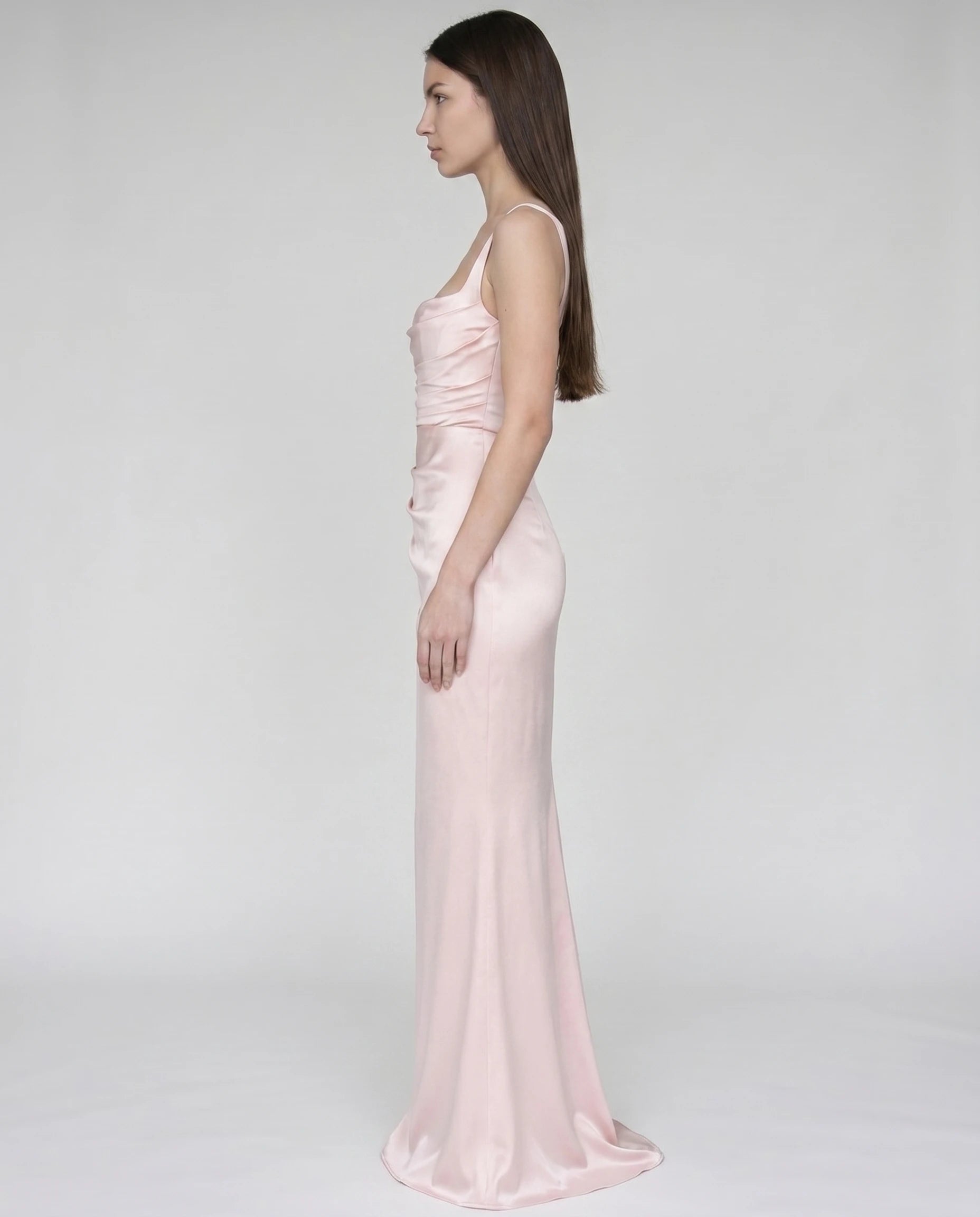 Robe longue en satin rose poudré - profil