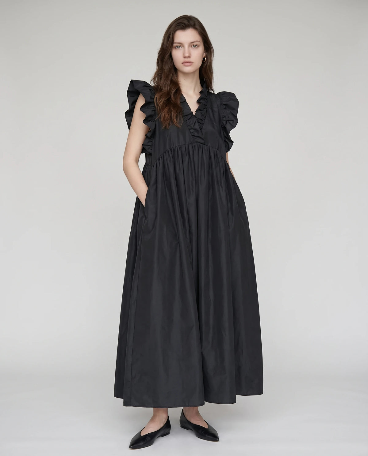 Weites langes Taftkleid mit Volantärmeln Hermione in Schwarz, Vorderansicht in ganzer Länge