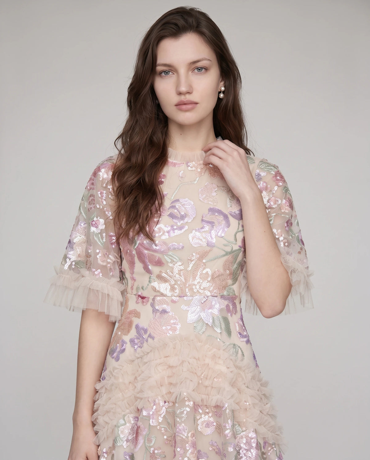 Langes Tüllkleid mit Pailletten-Stickerei und Volants Rosalba in Champagner, Detail der Pastellstickerei und des Rüschenkragens