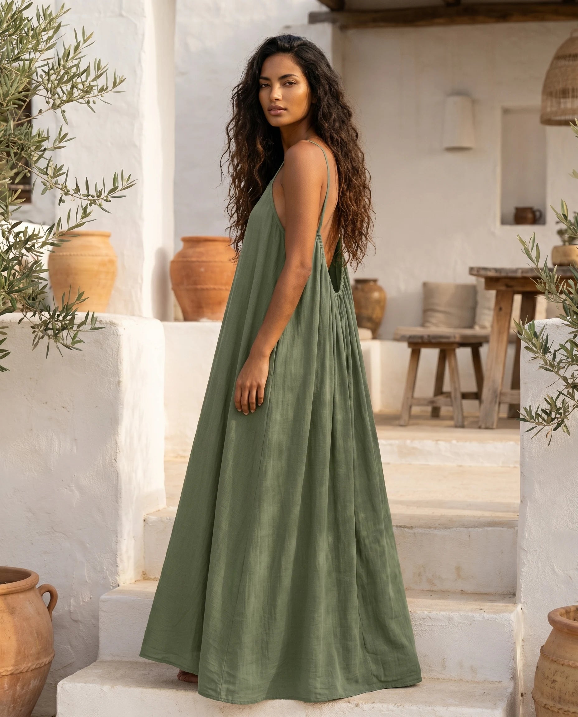 Robe longue trapèze dos nu vert kaki Zolena, vue de dos en allee tropicale