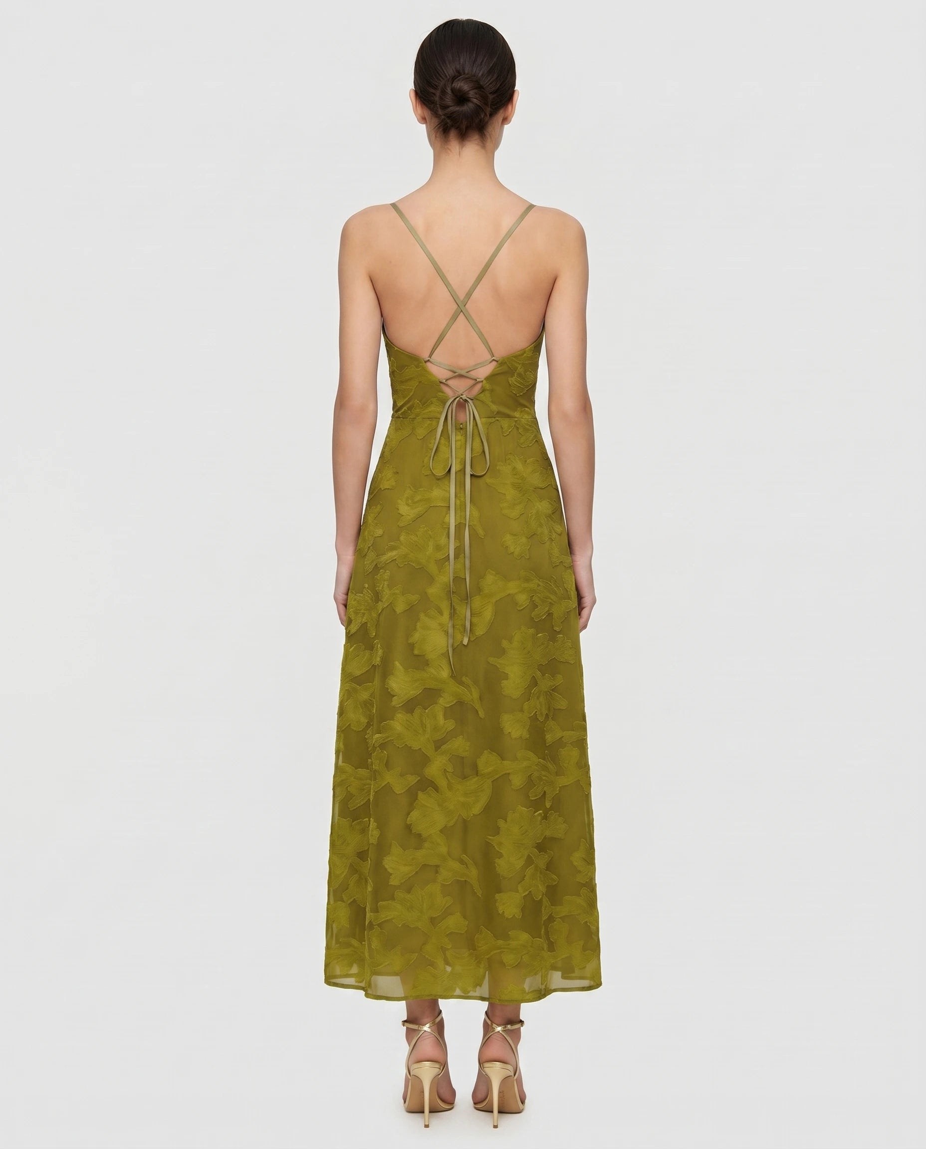 Robe longue dos nu vert olive Zolena, plein pied de dos