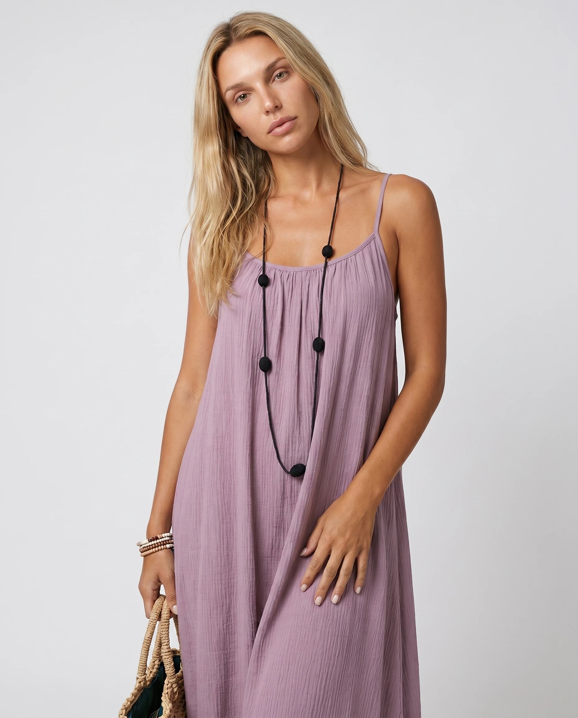 Robe longue dos nu Albane coloris mauve, vue studio