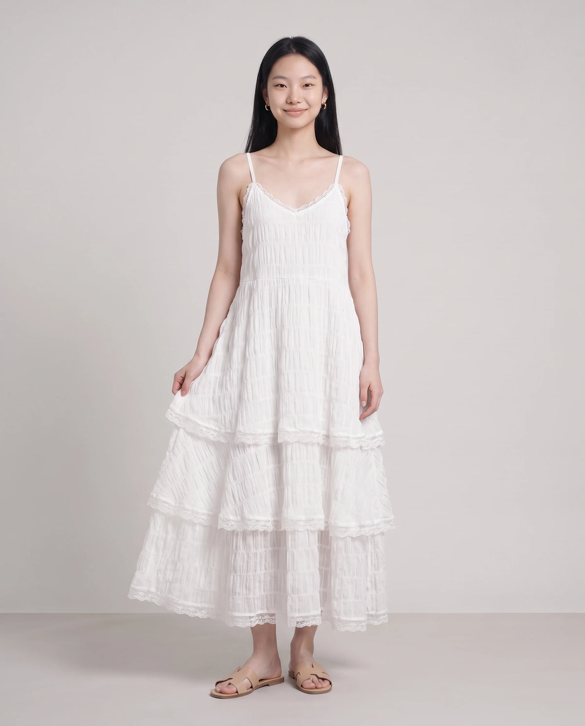 Robe longue à volants étagés et dentelle Elina en Blanc, vue de face en pied