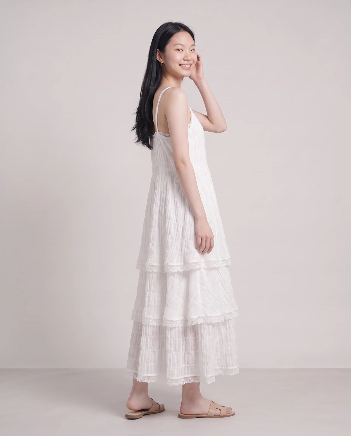 Robe longue à volants étagés et dentelle Elina en Blanc, vue de trois quarts