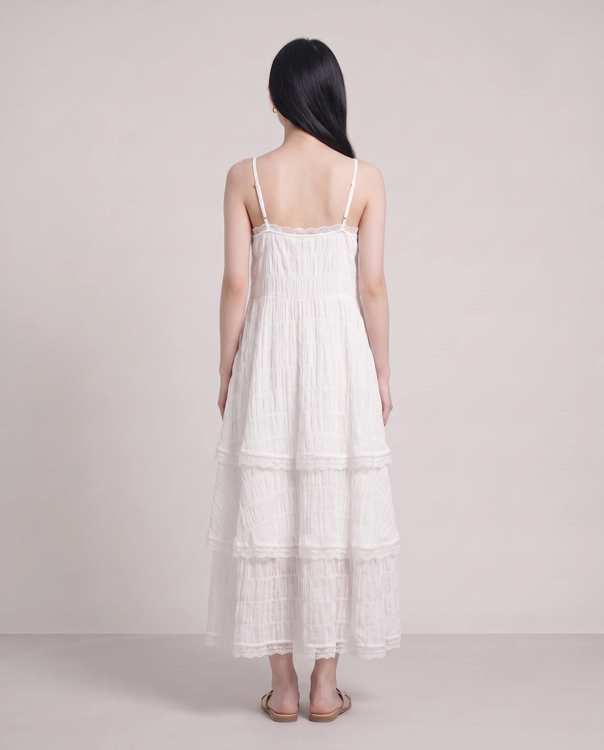 Robe longue à volants étagés et dentelle Elina en Blanc, vue de dos