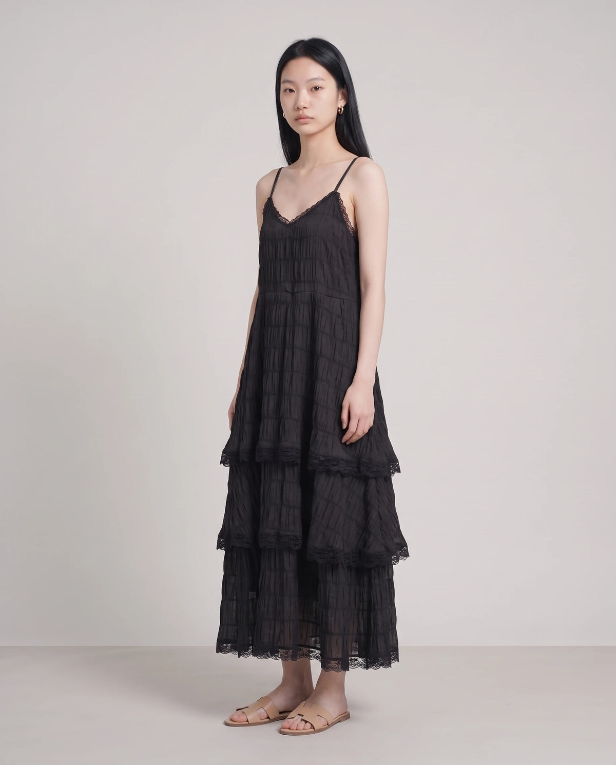 Robe longue à volants étagés et dentelle Elina en Noir, vue de trois quarts