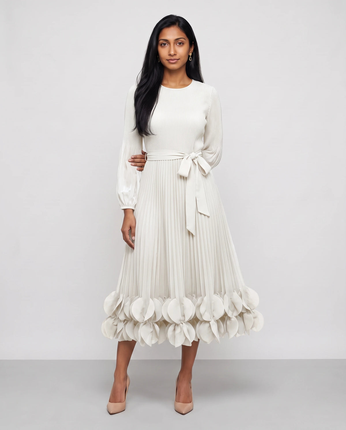 Plissee-Midikleid mit Blütenblatt-Saum Julienne in Weiß, Vorderansicht in ganzer Länge