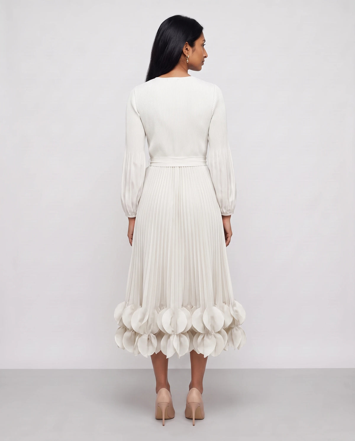 Plissee-Midikleid mit Blütenblatt-Saum Julienne in Weiß, Rückansicht