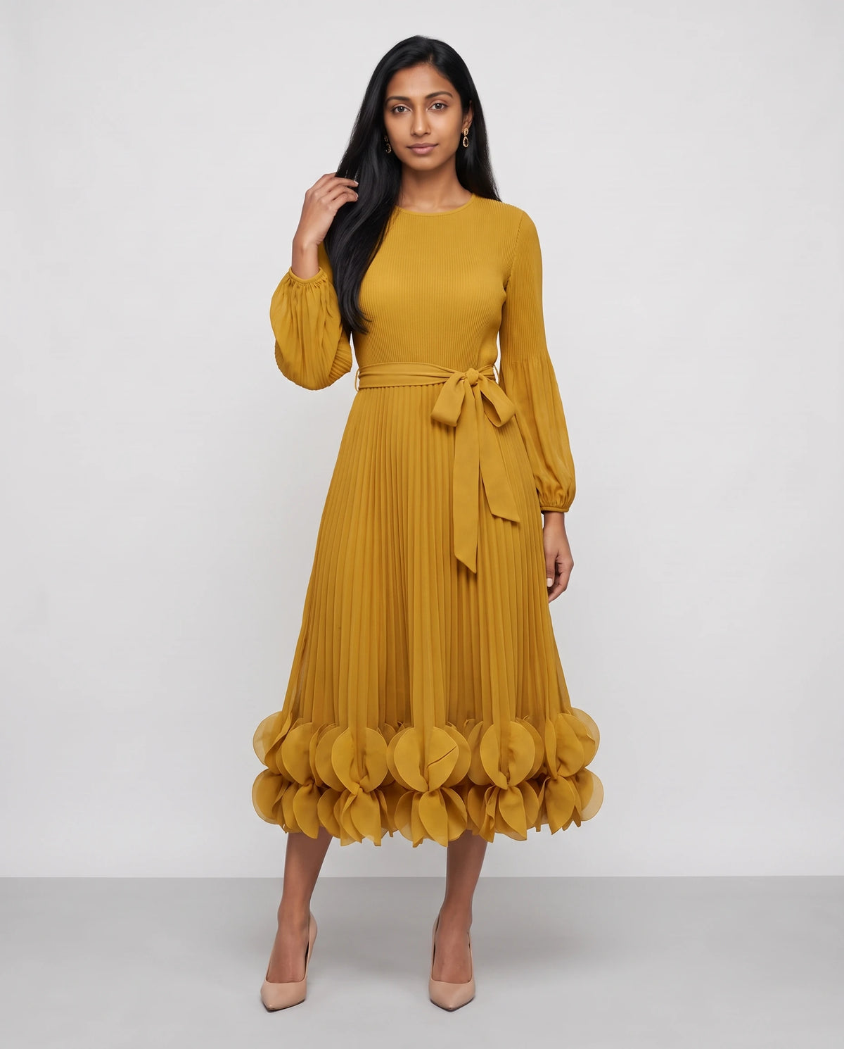Plissee-Midikleid mit Blütenblatt-Saum Julienne in Senfgelb, Vorderansicht in ganzer Länge