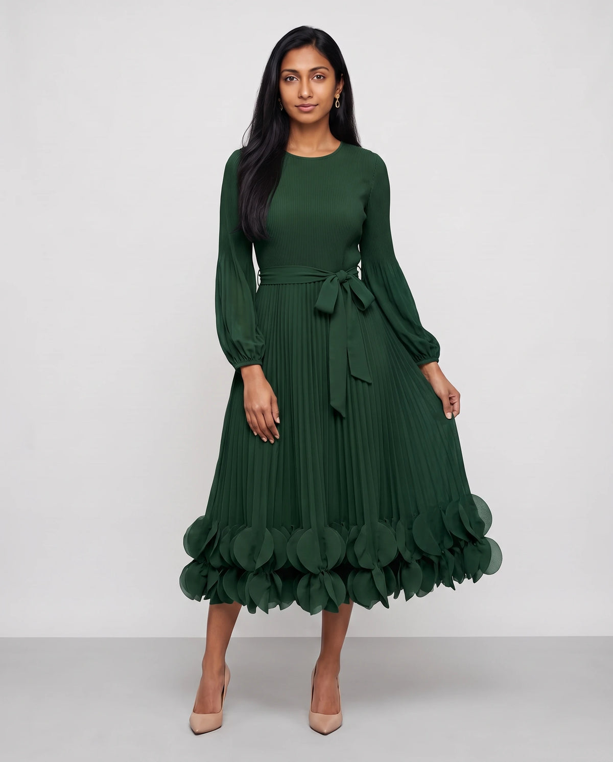 Plissee-Midikleid mit Blütenblatt-Saum Julienne in Waldgrün, Vorderansicht in ganzer Länge