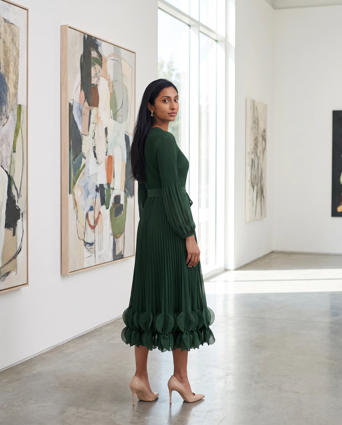 Plissee-Midikleid mit Blütenblatt-Saum Julienne in Waldgrün, in einer Kunstgalerie getragen