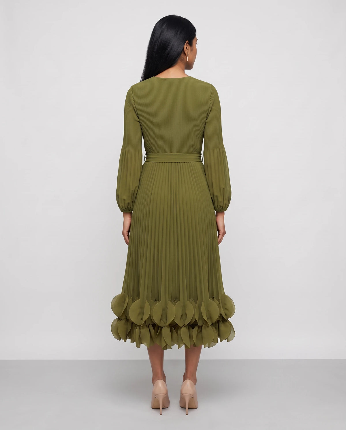 Plissee-Midikleid mit Blütenblatt-Saum Julienne in Olivgrün, Rückansicht