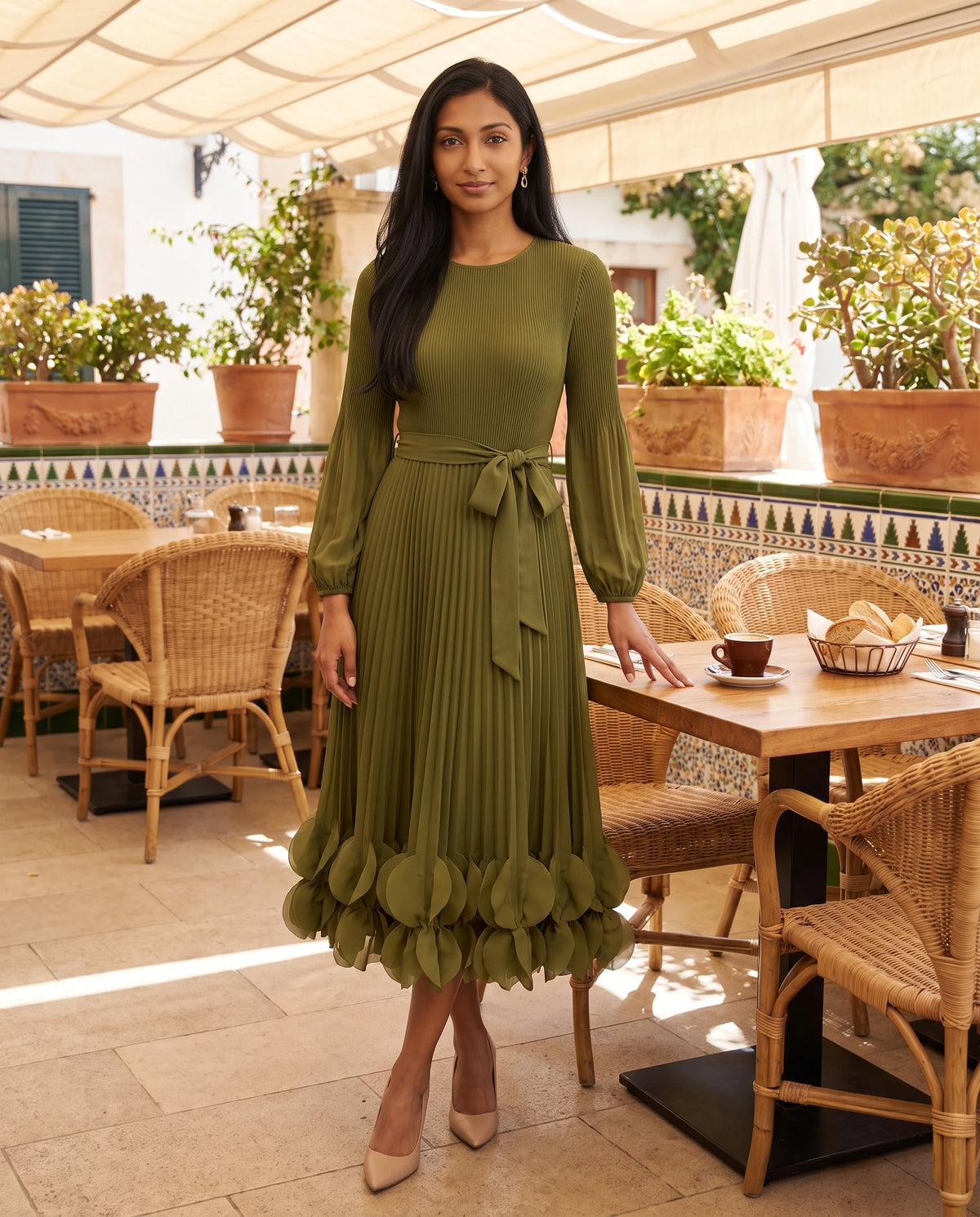 Plissee-Midikleid mit Blütenblatt-Saum Julienne in Olivgrün, auf einer Restaurantterrasse getragen