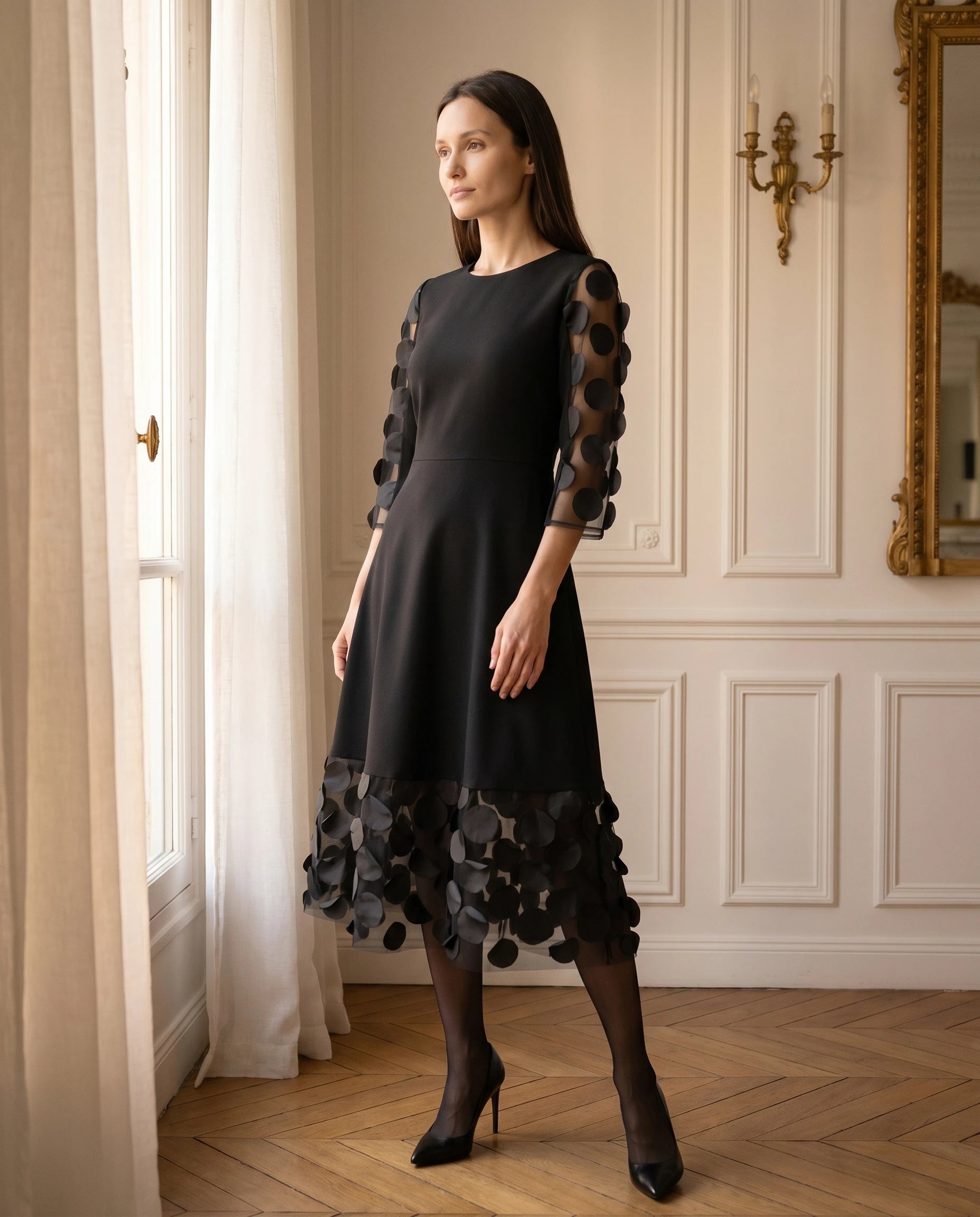 Robe midi à pois noir — Apolline — intérieur haussmannien