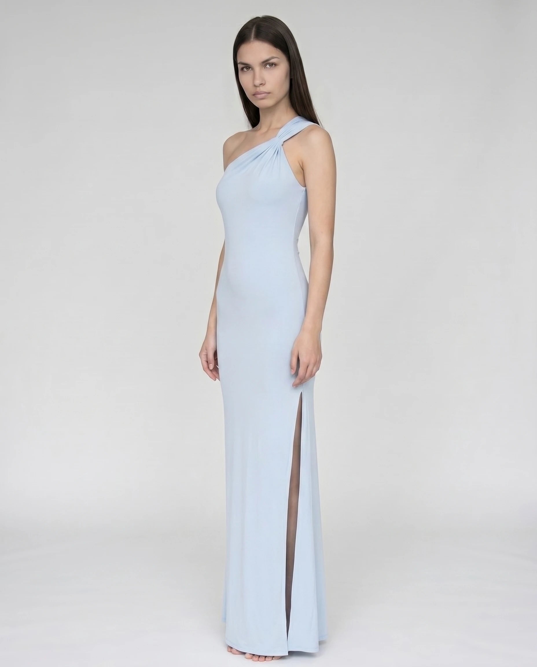Robe maxi une épaule bleu ciel Élodie — 3/4 face