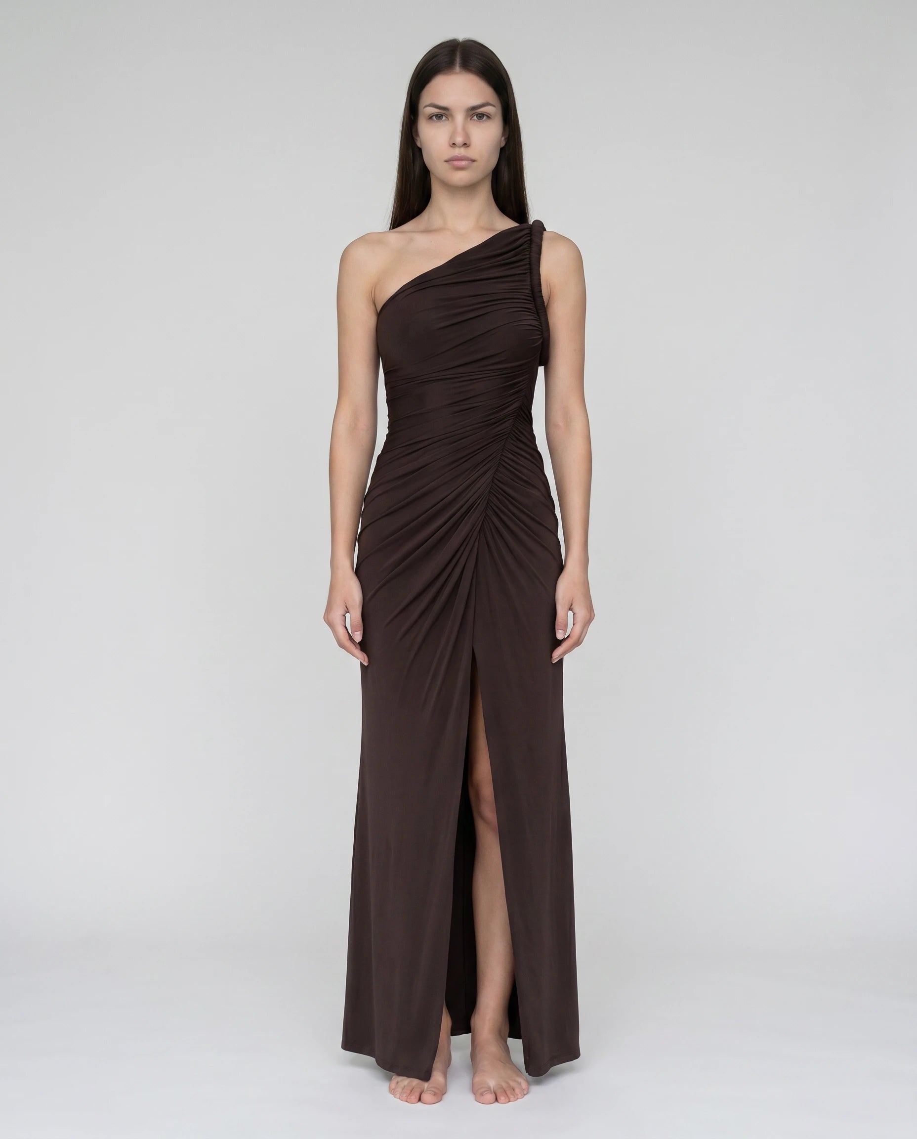 Robe maxi une épaule torsadée Élodie chocolat — studio