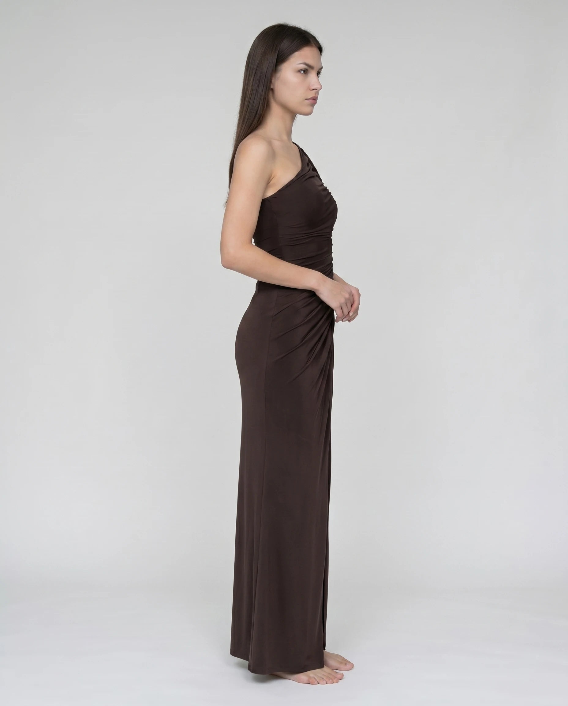 Robe maxi une épaule chocolat Élodie — profil
